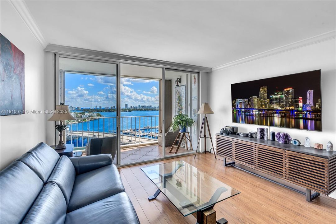 For Sale: $299,000 (1 beds, 1 baths, 1057 Square Feet)