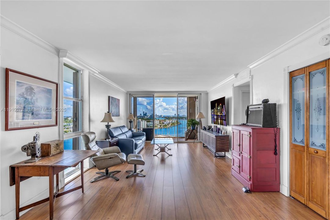 For Sale: $299,000 (1 beds, 1 baths, 1057 Square Feet)