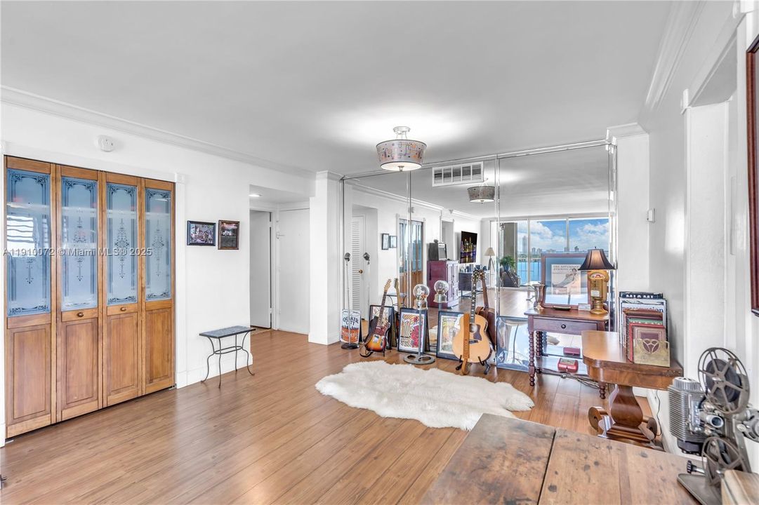 For Sale: $299,000 (1 beds, 1 baths, 1057 Square Feet)