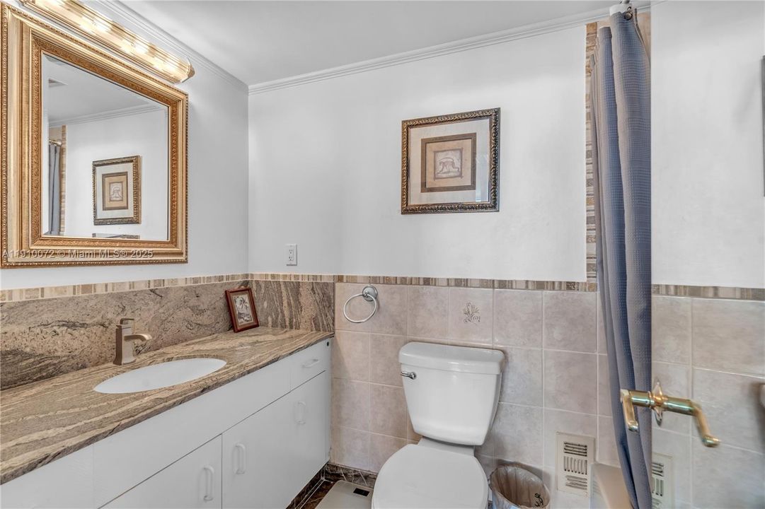 For Sale: $299,000 (1 beds, 1 baths, 1057 Square Feet)