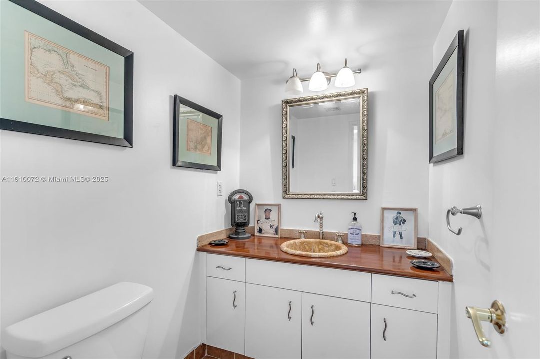 For Sale: $299,000 (1 beds, 1 baths, 1057 Square Feet)