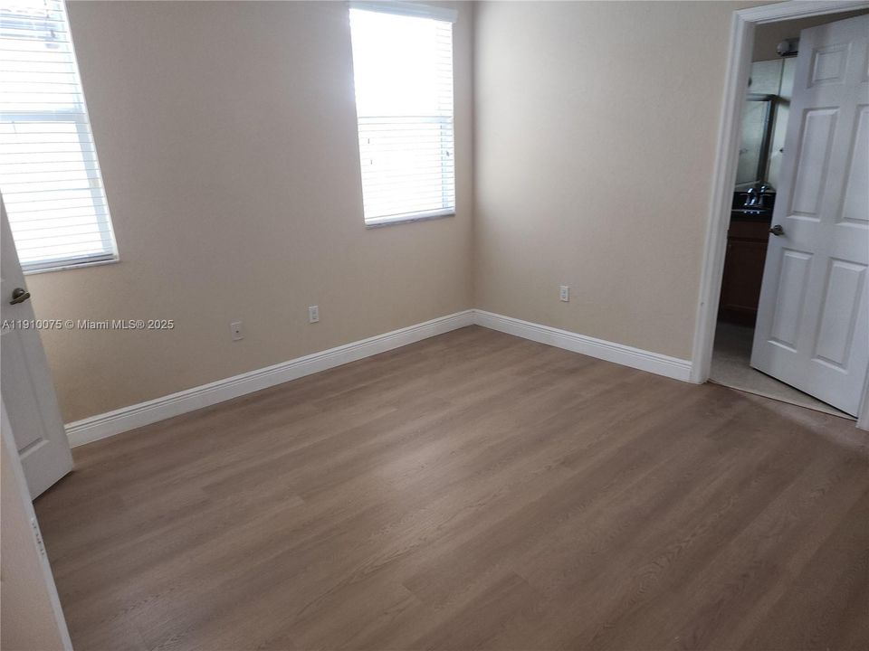 合同活跃: $3,200 (3 贝兹, 3 浴室, 1902 平方英尺)