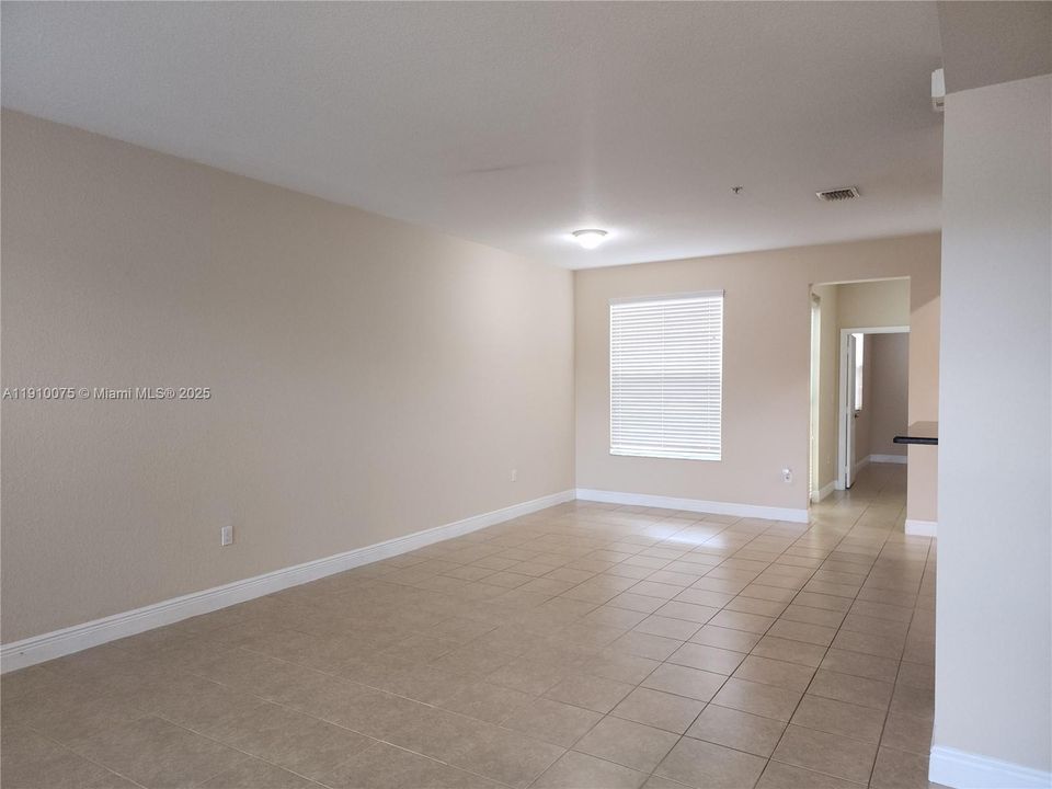 合同活跃: $3,200 (3 贝兹, 3 浴室, 1902 平方英尺)