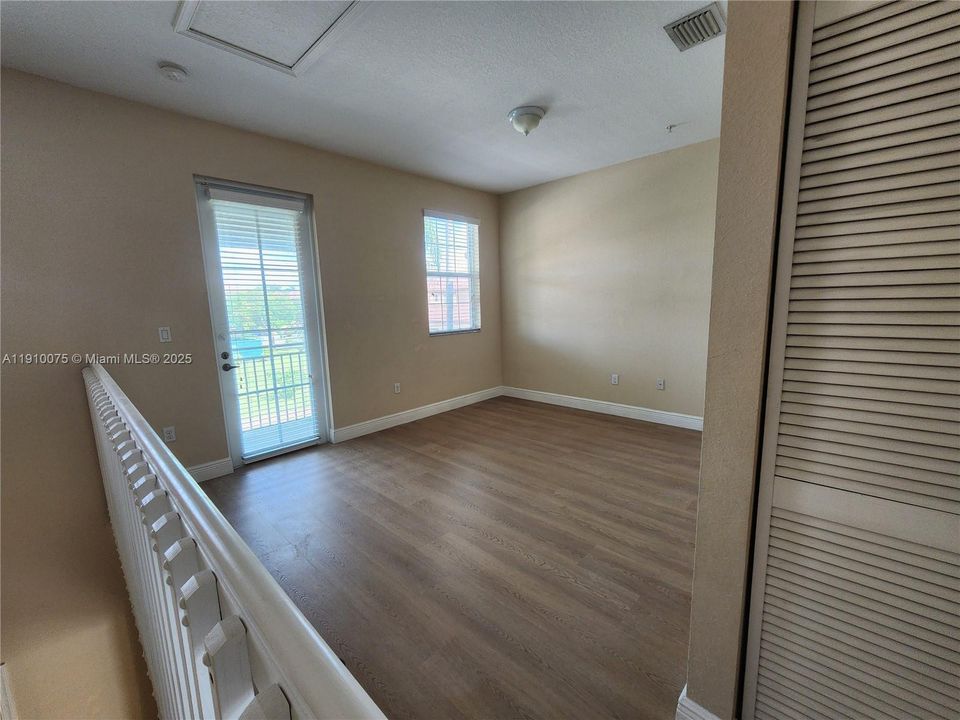 合同活跃: $3,200 (3 贝兹, 3 浴室, 1902 平方英尺)