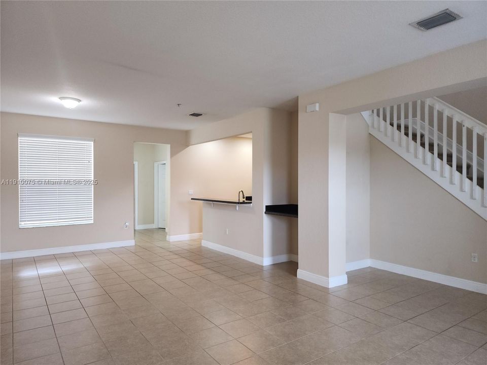 合同活跃: $3,200 (3 贝兹, 3 浴室, 1902 平方英尺)