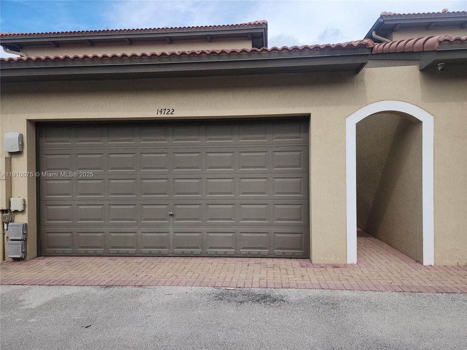 合同活跃: $3,200 (3 贝兹, 3 浴室, 1902 平方英尺)