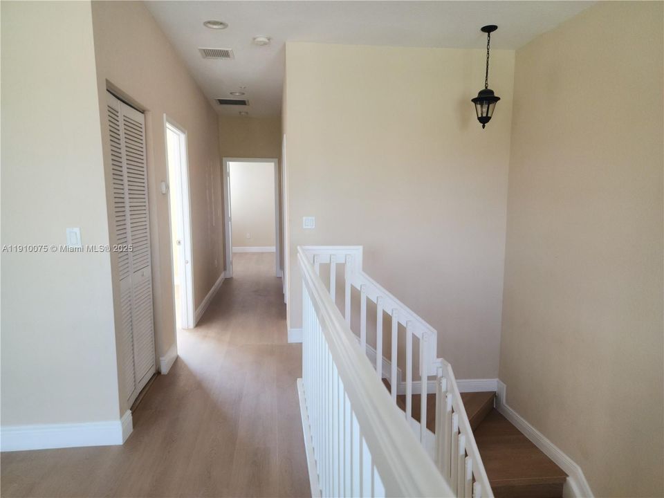 合同活跃: $3,200 (3 贝兹, 3 浴室, 1902 平方英尺)