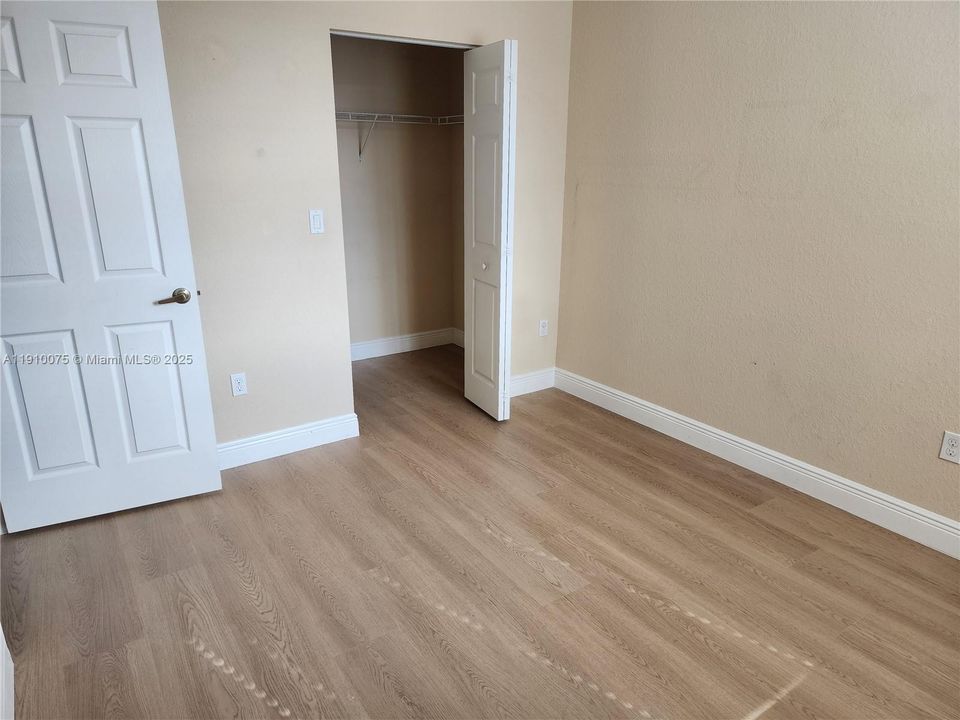 合同活跃: $3,200 (3 贝兹, 3 浴室, 1902 平方英尺)