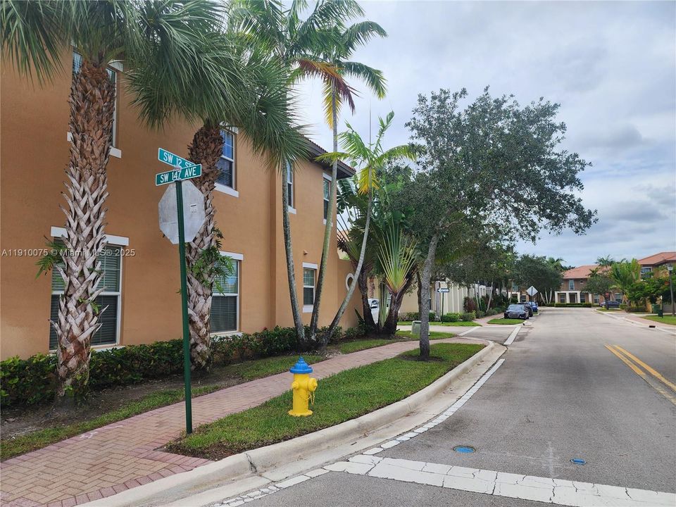 合同活跃: $3,200 (3 贝兹, 3 浴室, 1902 平方英尺)