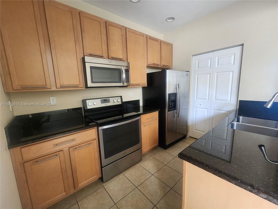 合同活跃: $3,200 (3 贝兹, 3 浴室, 1902 平方英尺)