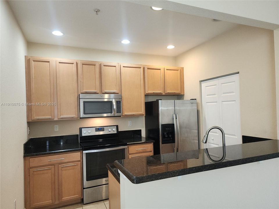 合同活跃: $3,200 (3 贝兹, 3 浴室, 1902 平方英尺)