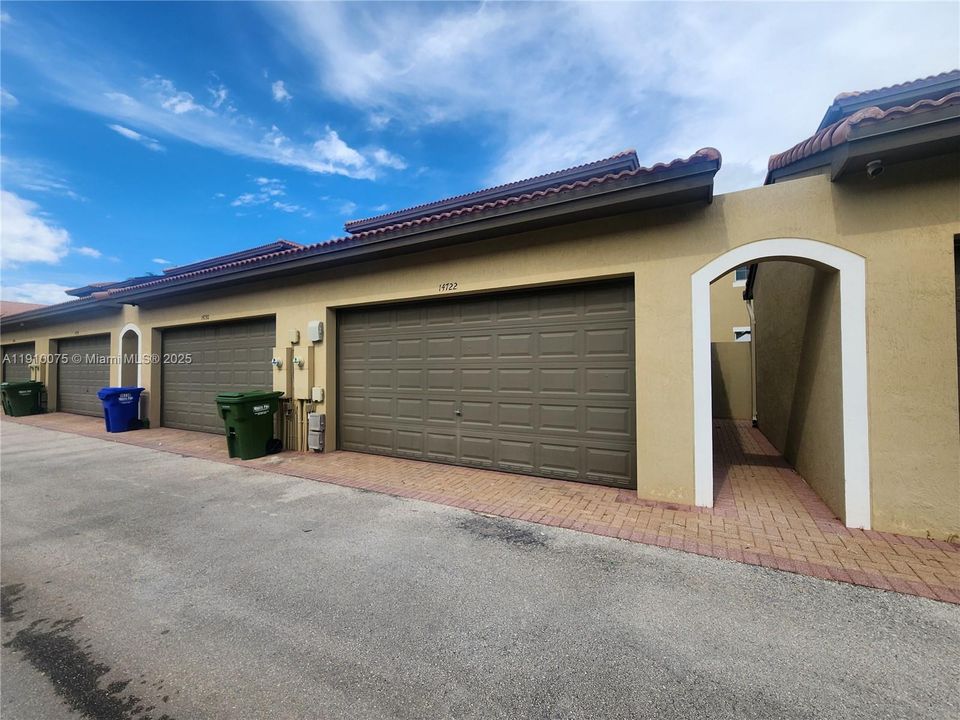 合同活跃: $3,200 (3 贝兹, 3 浴室, 1902 平方英尺)