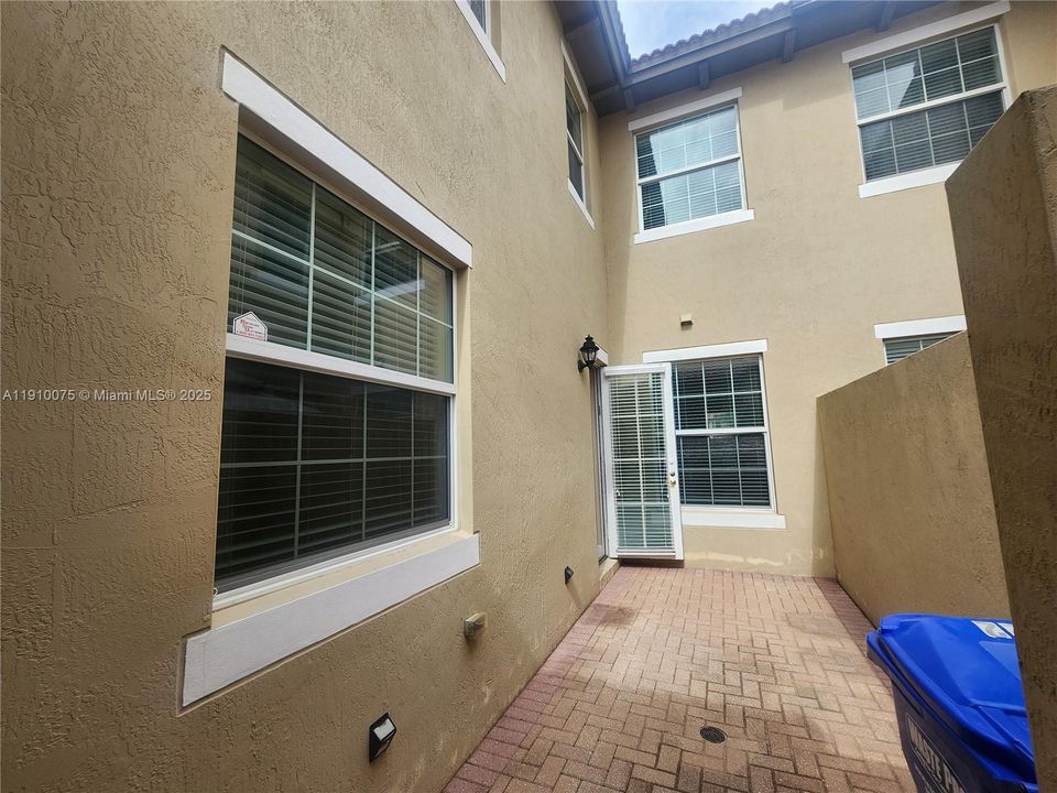 合同活跃: $3,200 (3 贝兹, 3 浴室, 1902 平方英尺)