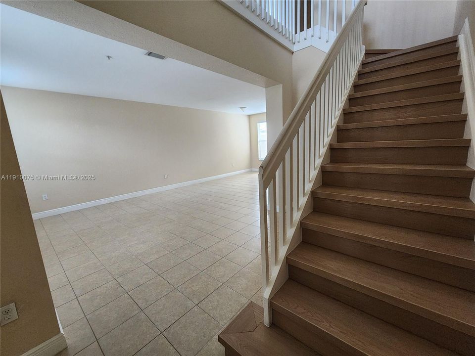 合同活跃: $3,200 (3 贝兹, 3 浴室, 1902 平方英尺)