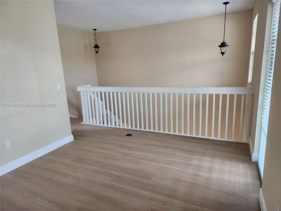 合同活跃: $3,200 (3 贝兹, 3 浴室, 1902 平方英尺)