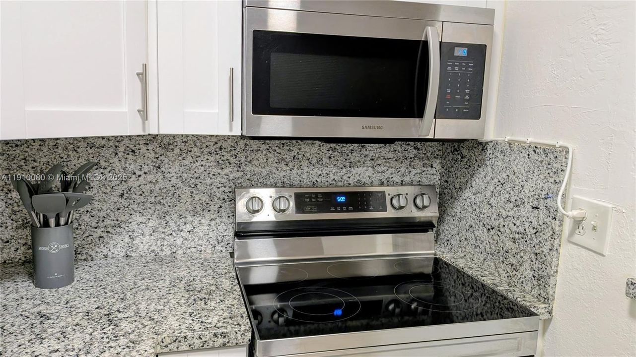 合同活跃: $1,900 (1 贝兹, 1 浴室, 547 平方英尺)