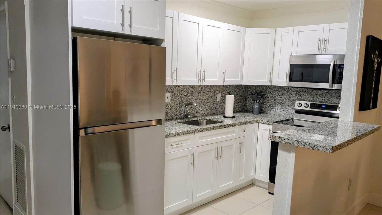 合同活跃: $1,900 (1 贝兹, 1 浴室, 547 平方英尺)