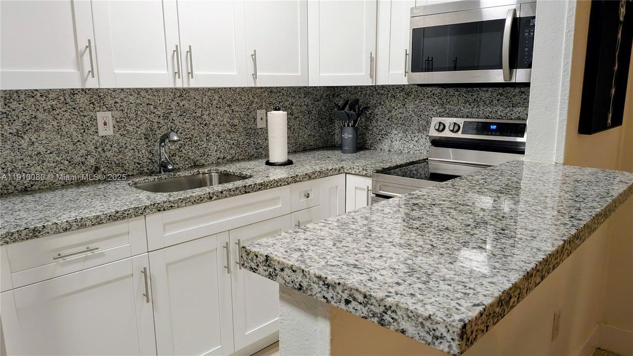 合同活跃: $1,900 (1 贝兹, 1 浴室, 547 平方英尺)