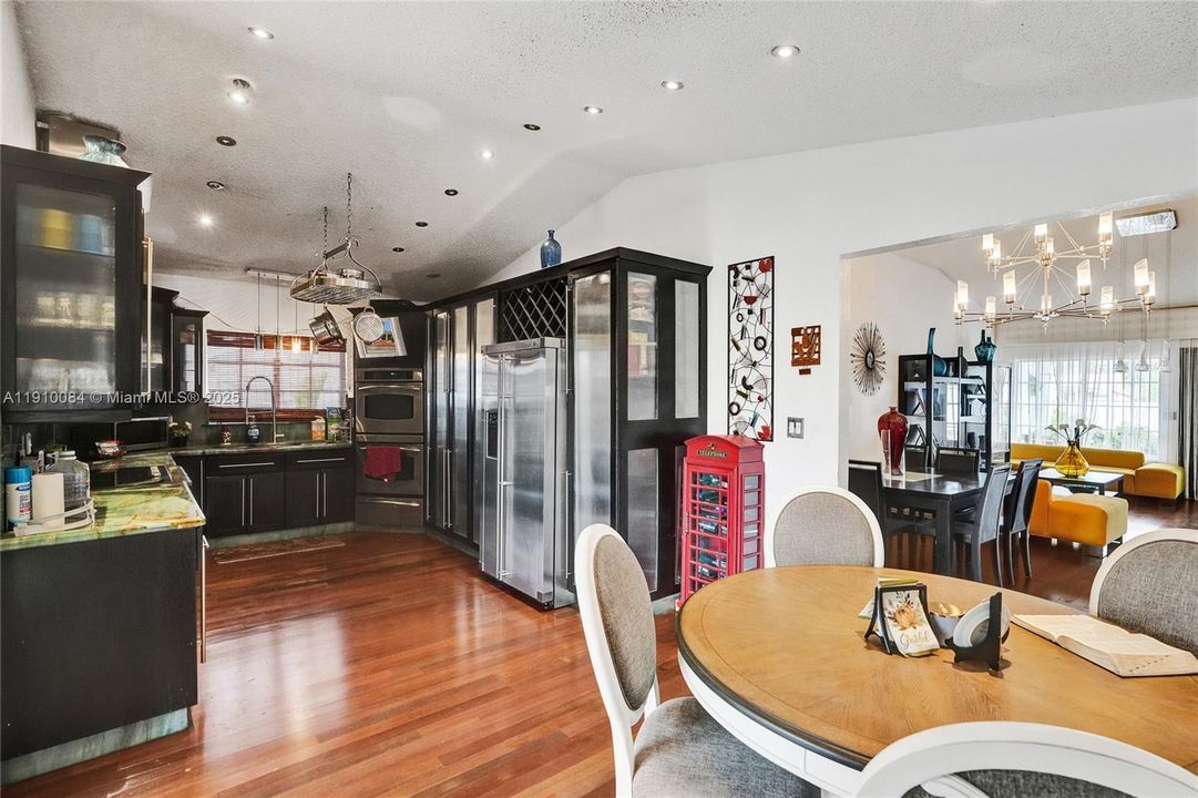 На продажу: $650,000 (4 спален, 3 ванн, 2000 Квадратных фут)