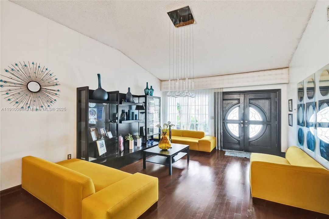 На продажу: $650,000 (4 спален, 3 ванн, 2000 Квадратных фут)