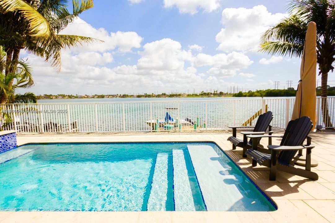 合同活跃: $899,900 (4 贝兹, 4 浴室, 2663 平方英尺)