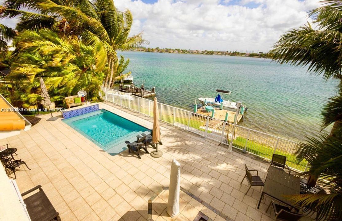 合同活跃: $899,900 (4 贝兹, 4 浴室, 2663 平方英尺)