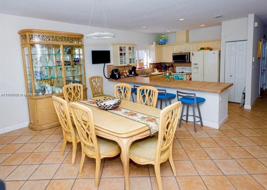 合同活跃: $899,900 (4 贝兹, 4 浴室, 2663 平方英尺)