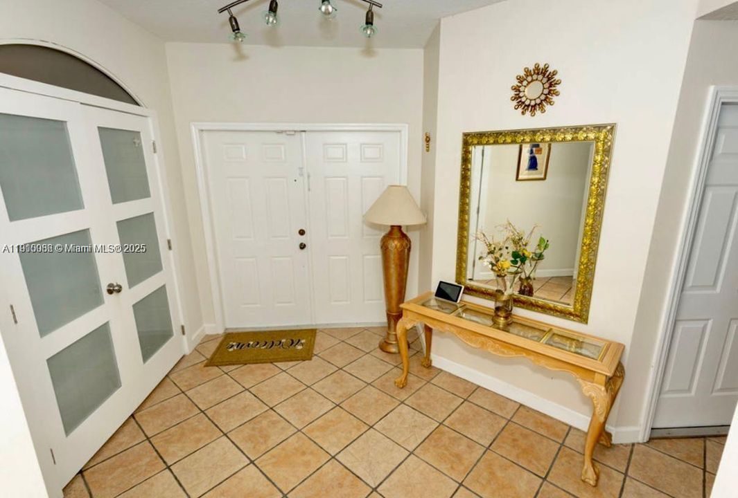 合同活跃: $899,900 (4 贝兹, 4 浴室, 2663 平方英尺)