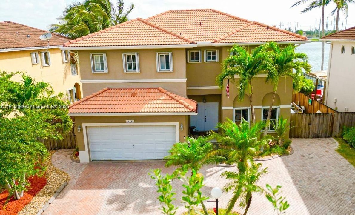 合同活跃: $899,900 (4 贝兹, 4 浴室, 2663 平方英尺)