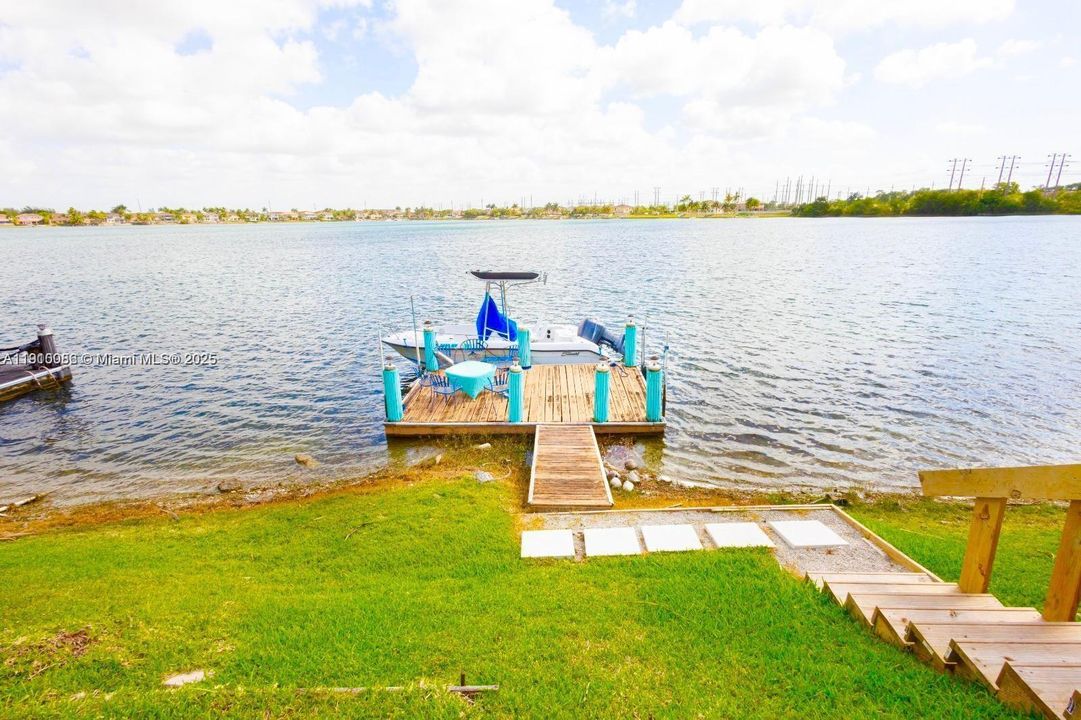 合同活跃: $899,900 (4 贝兹, 4 浴室, 2663 平方英尺)