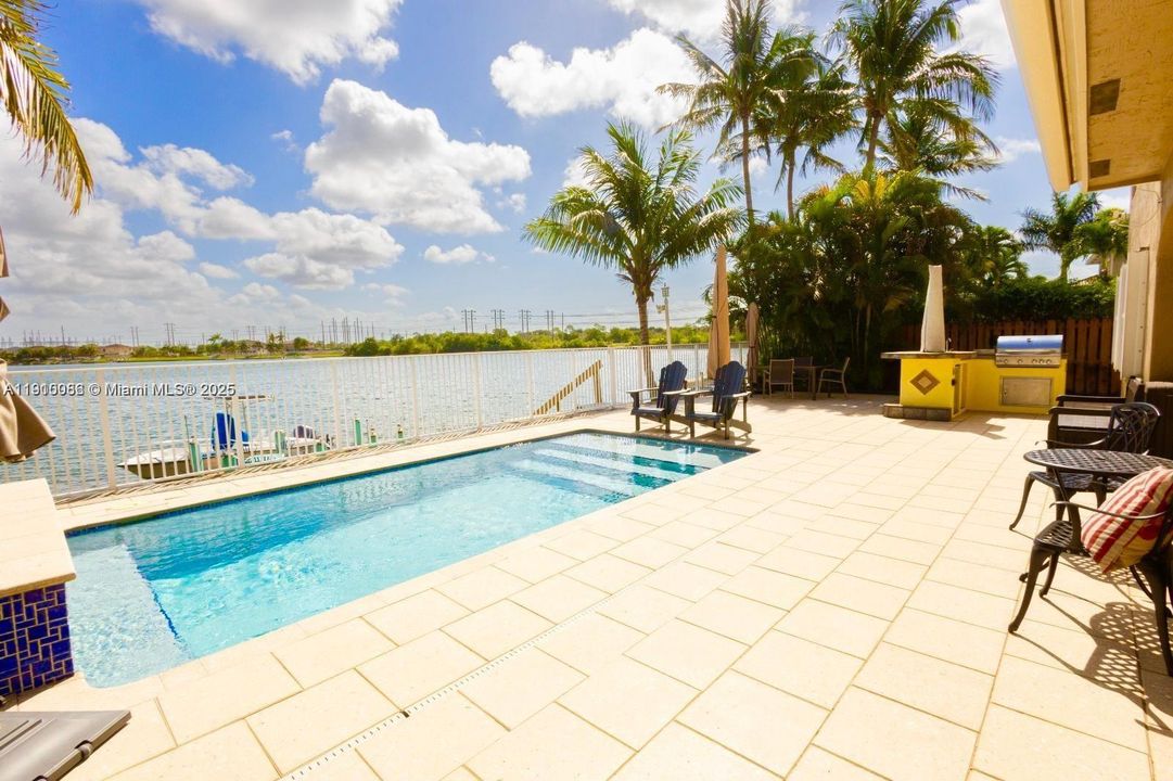 合同活跃: $899,900 (4 贝兹, 4 浴室, 2663 平方英尺)