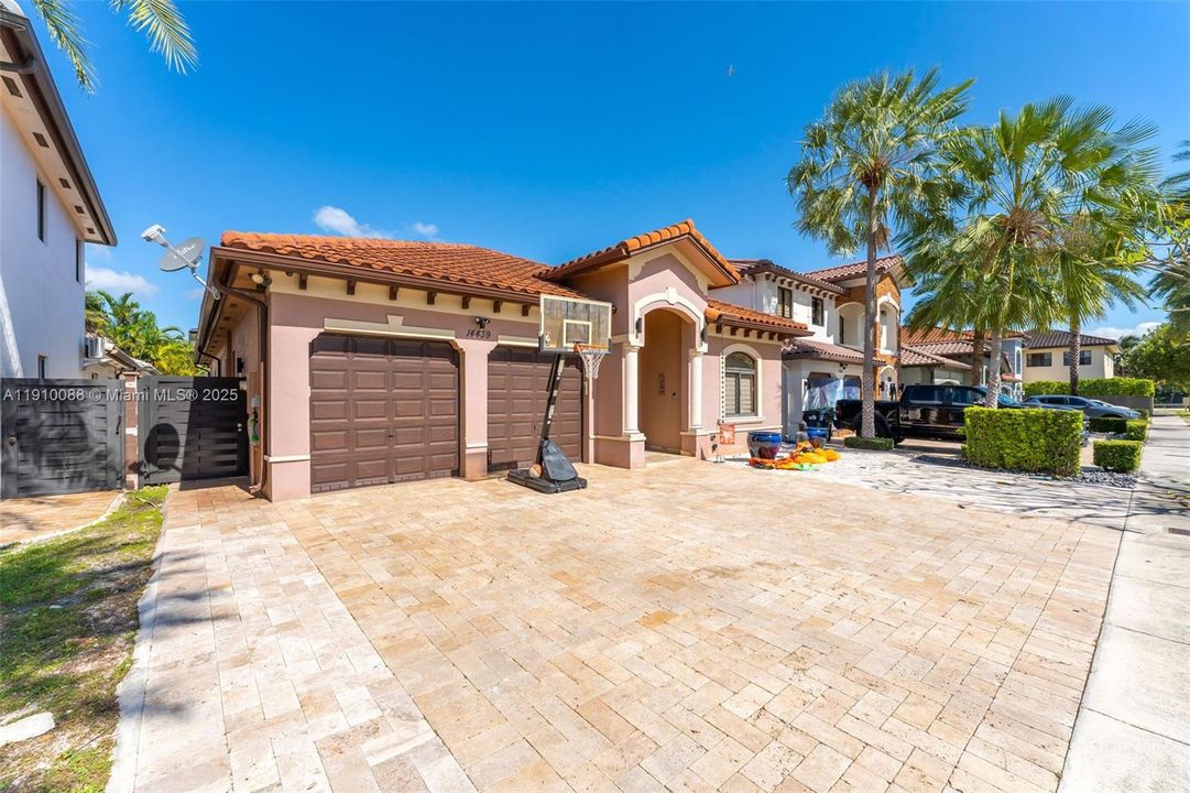 For Sale: $925,000 (4 beds, 3 baths, 2420 Square Feet)