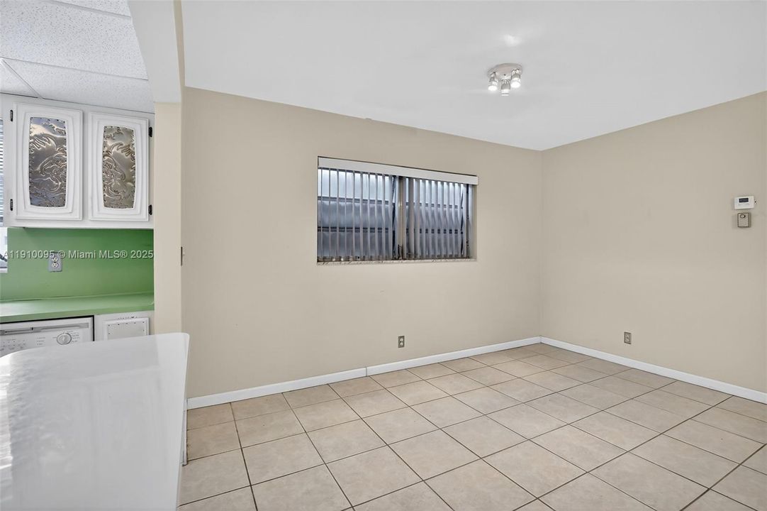 待售: $155,000 (2 贝兹, 2 浴室, 1078 平方英尺)