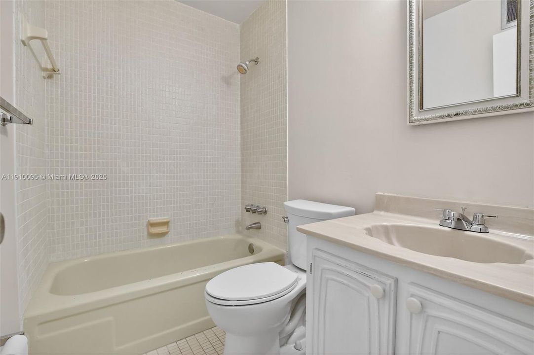 待售: $155,000 (2 贝兹, 2 浴室, 1078 平方英尺)