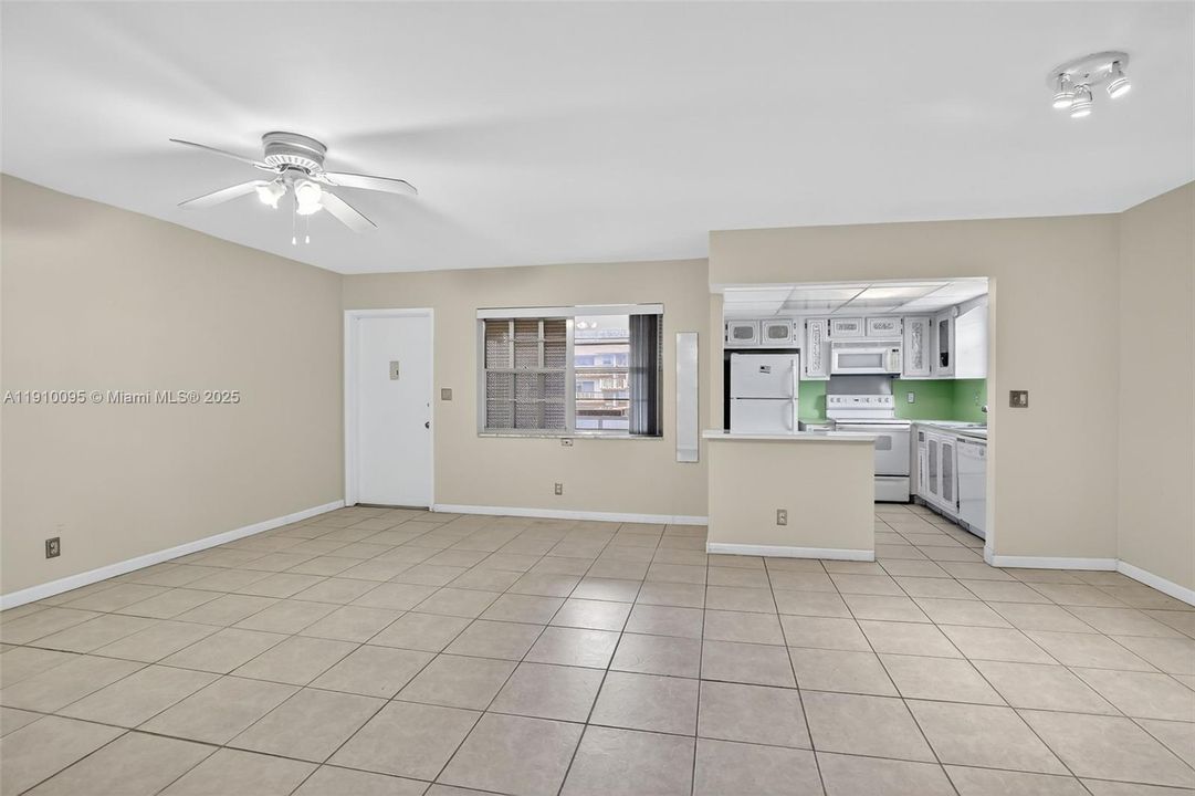 待售: $155,000 (2 贝兹, 2 浴室, 1078 平方英尺)