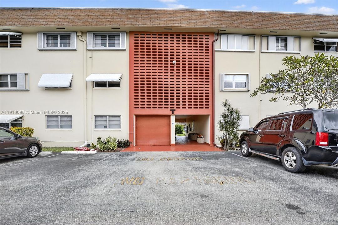 待售: $155,000 (2 贝兹, 2 浴室, 1078 平方英尺)