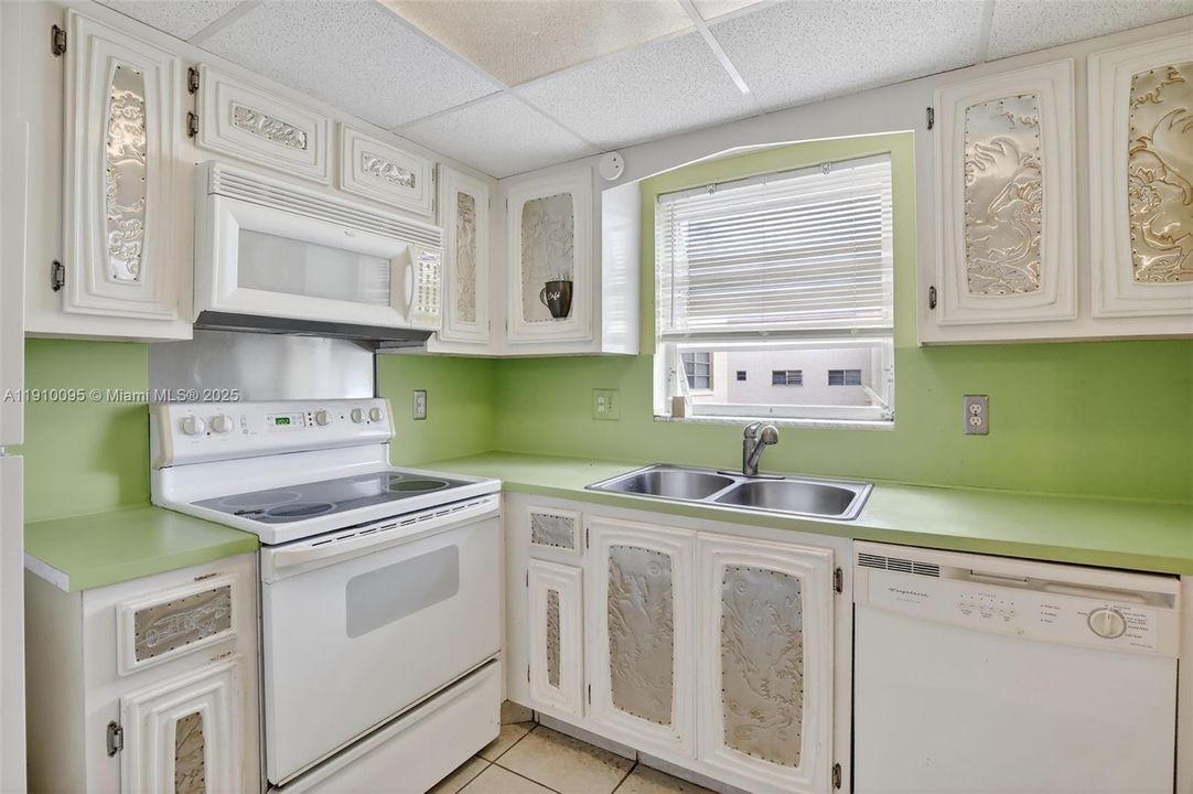 待售: $155,000 (2 贝兹, 2 浴室, 1078 平方英尺)