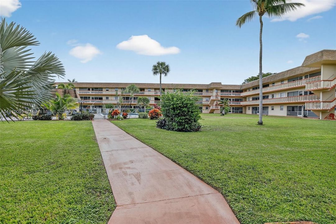 待售: $155,000 (2 贝兹, 2 浴室, 1078 平方英尺)