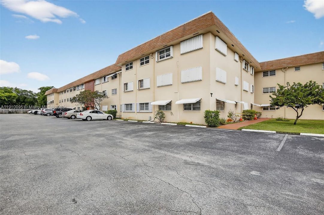 待售: $155,000 (2 贝兹, 2 浴室, 1078 平方英尺)