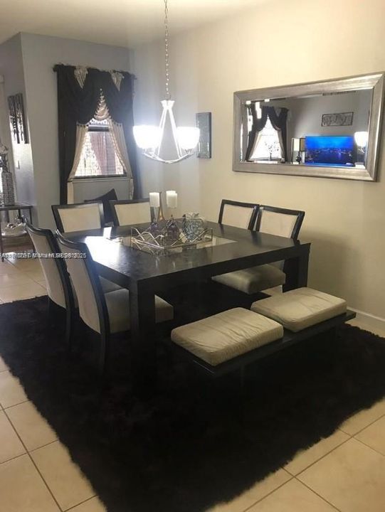 Activo con contrato: $2,800 (3 camas, 2 baños, 1741 Pies cuadrados)