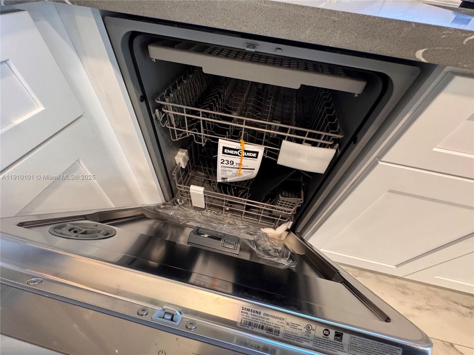 出租: $3,500 (3 贝兹, 2 浴室, 1439 平方英尺)