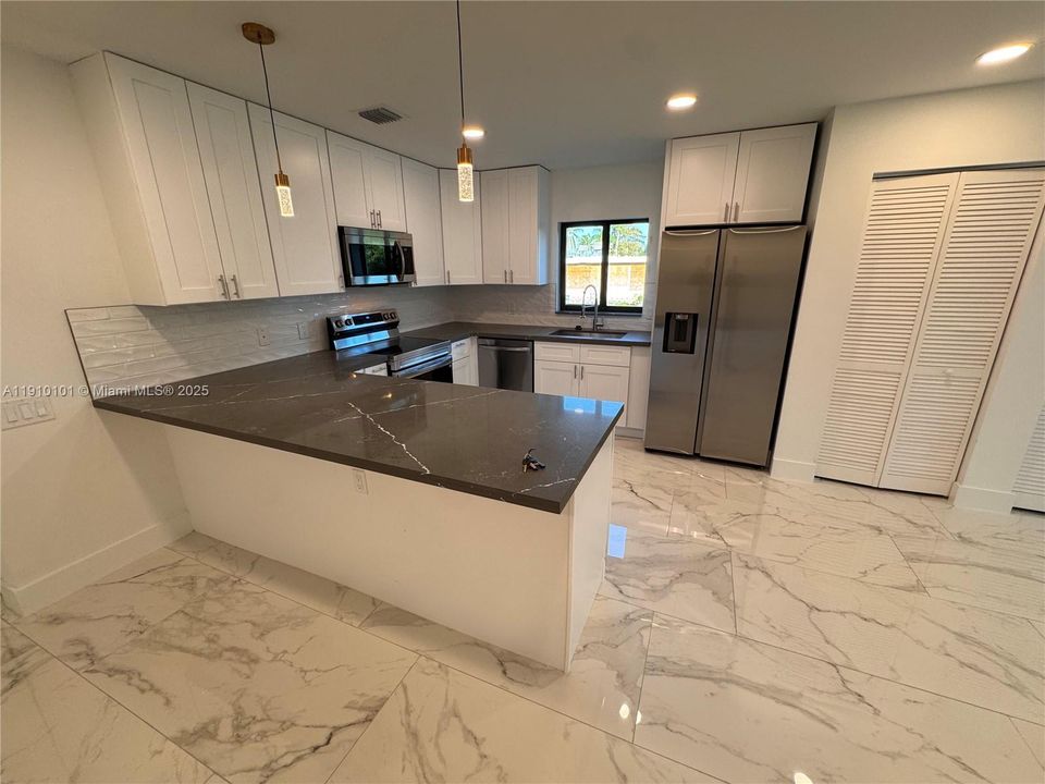 出租: $3,500 (3 贝兹, 2 浴室, 1439 平方英尺)