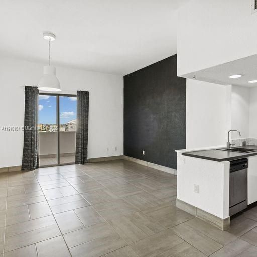 For Rent: $2,850 (2 beds, 2 baths, 940 Square Feet)