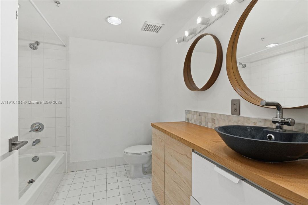 For Rent: $2,850 (2 beds, 2 baths, 940 Square Feet)