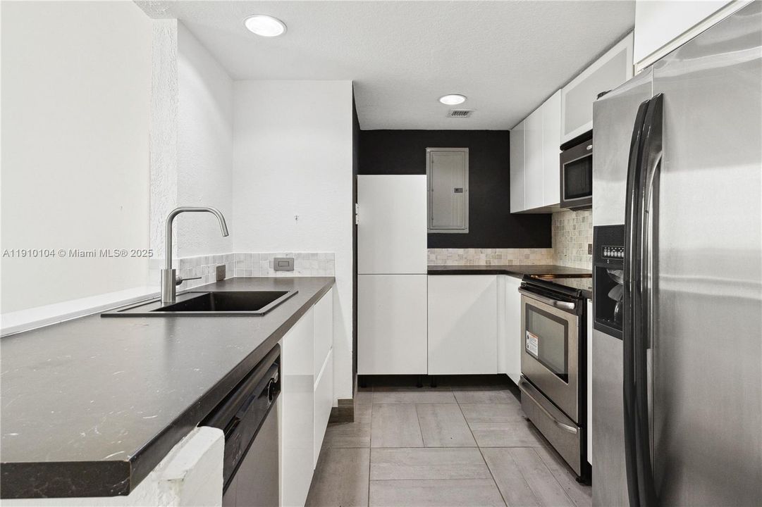 For Rent: $2,850 (2 beds, 2 baths, 940 Square Feet)