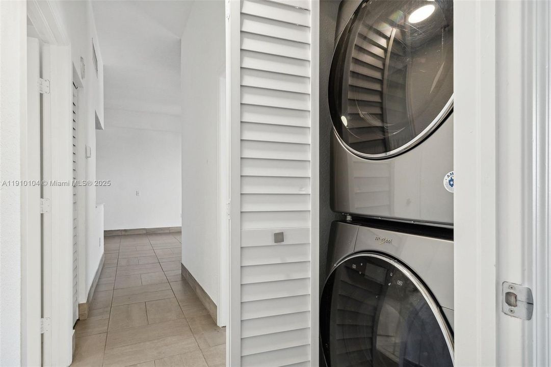 For Rent: $2,850 (2 beds, 2 baths, 940 Square Feet)