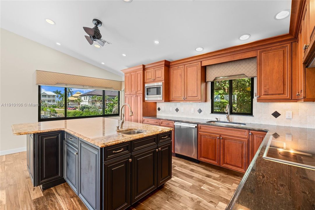 На продажу: $1,495,000 (4 спален, 4 ванн, 4699 Квадратных фут)