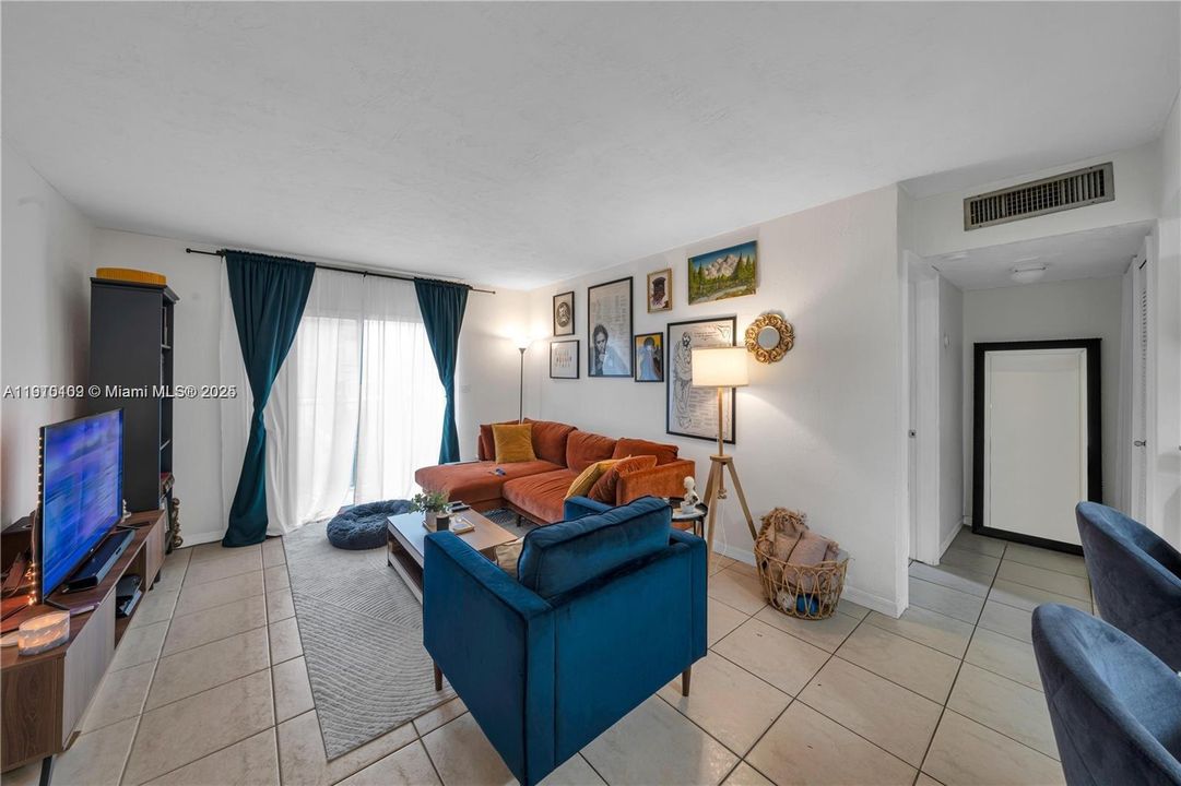 Active With Contract: $1,590 (1 beds, 1 baths, 550 Square Feet)
