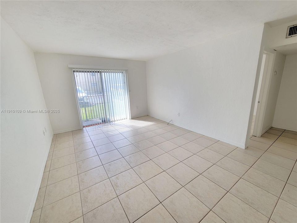 Active With Contract: $1,590 (1 beds, 1 baths, 550 Square Feet)