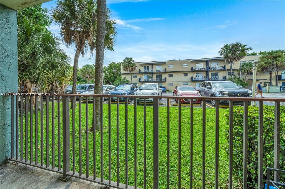 Active With Contract: $1,590 (1 beds, 1 baths, 550 Square Feet)